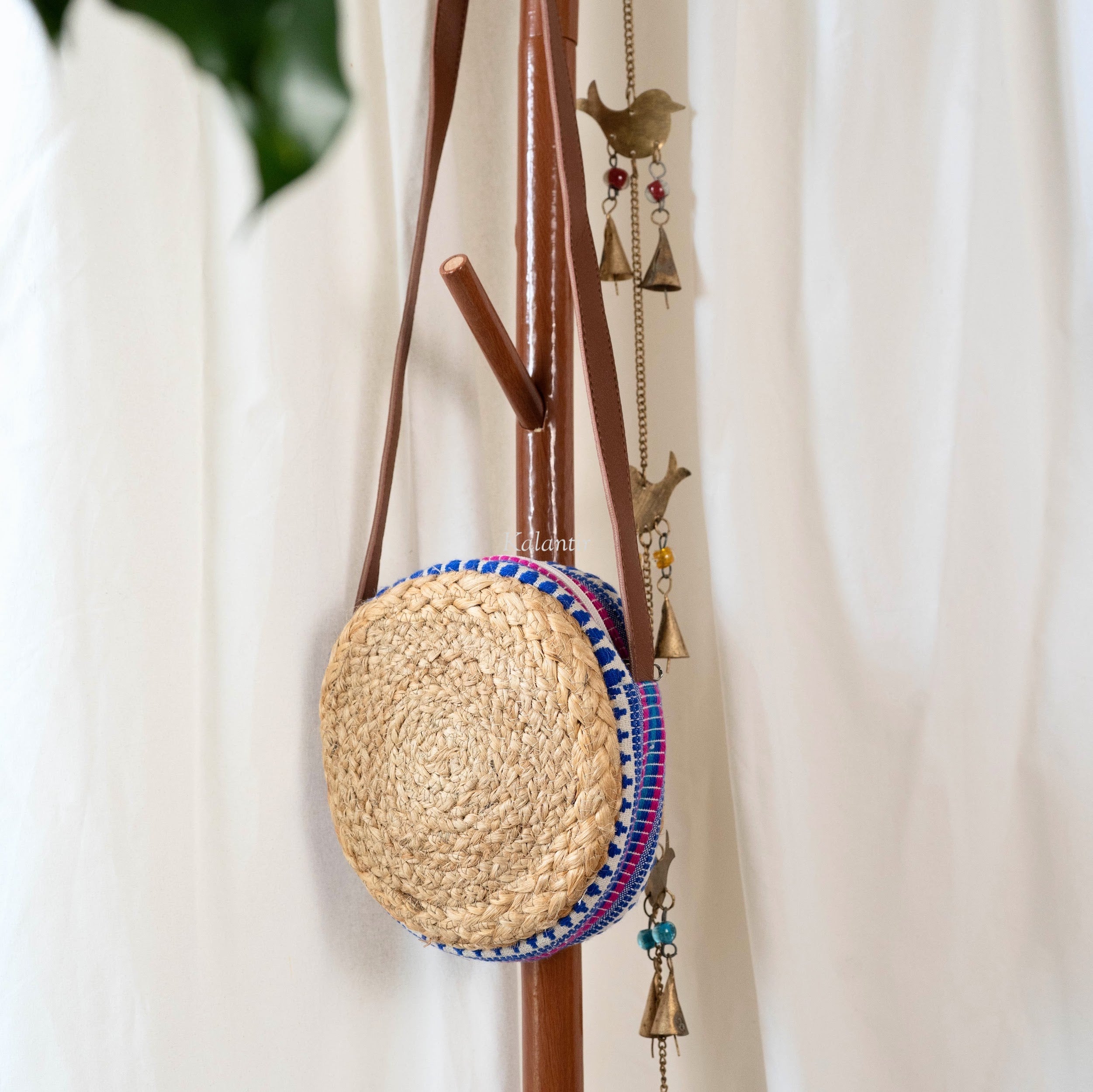 Round jute cheap sling bag