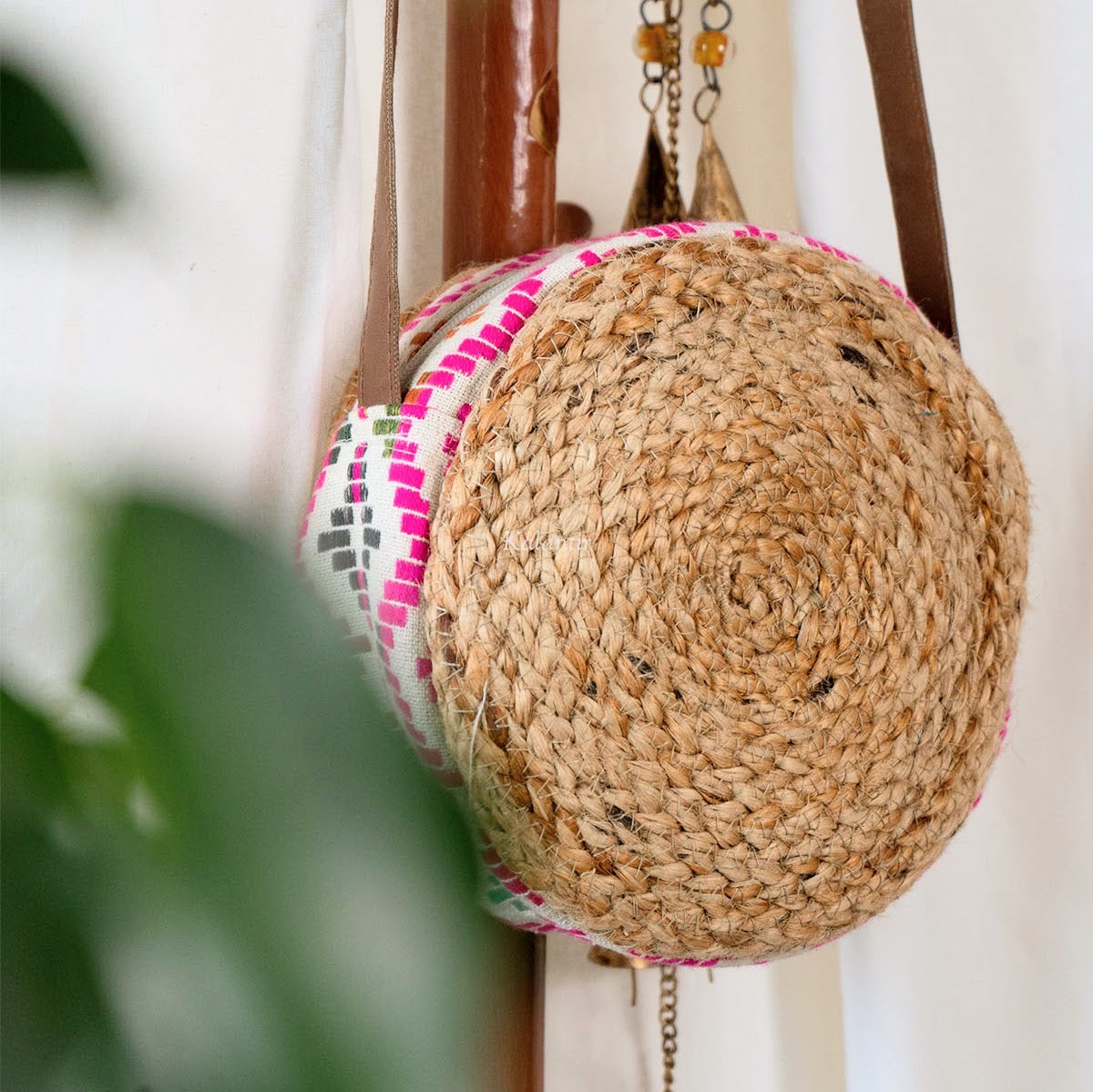 Round jute sales sling bag