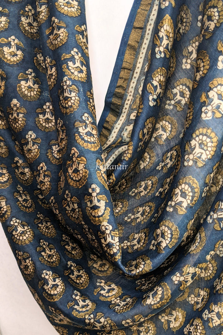 Dupatta Ajrakh de seda Chanderi en azul índigo y amarillo dorado | Motivo floral