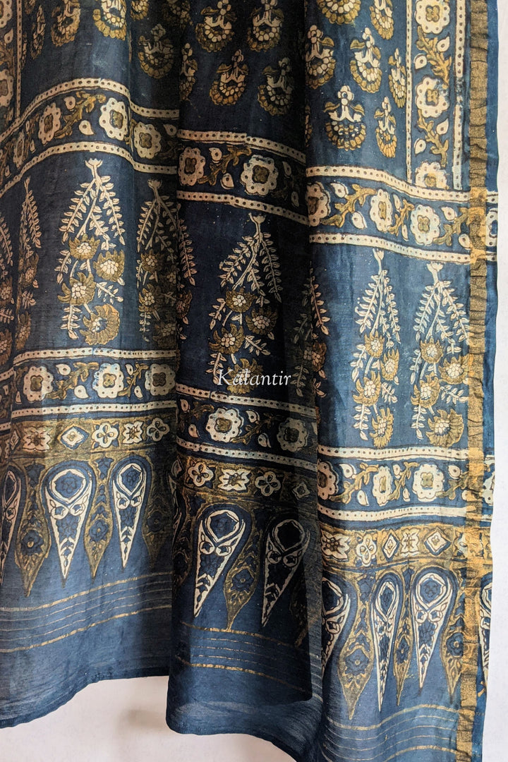 Dupatta Ajrakh de seda Chanderi en azul índigo y amarillo dorado | Motivo floral