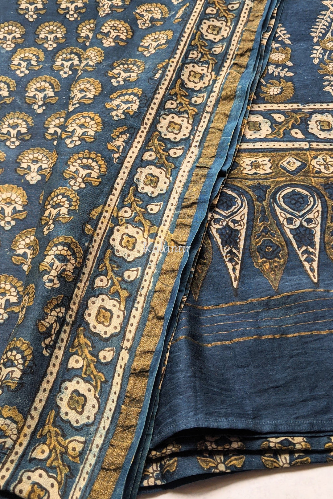 Dupatta Ajrakh de seda Chanderi en azul índigo y amarillo dorado | Motivo floral