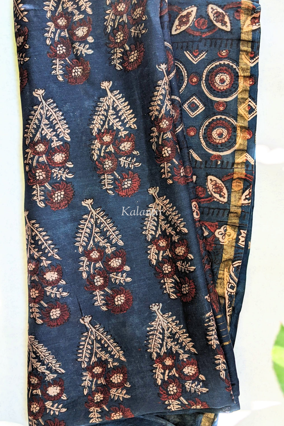 Dupatta Ajrakh de seda Chanderi en azul índigo y rojo intenso